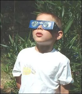 Peut-on voir une clipse solaire  l'oeil nu ?