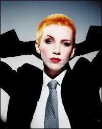 Comment se prnomme Madame  Lennox , chanteuse du groupe  Eurythmics  ?