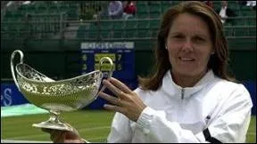 Comment se prnomme MadameTauziat, dont le mtier tait aussi de jouer au tennis ?