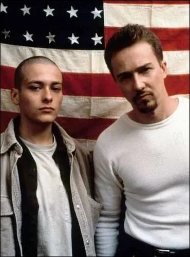 Dans  American History X , les deux frres, jous par Edward Norton et Edward Furlong, sont d'abord :