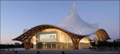 De quel objet est inspire la forme du toit du Centre Pompidou-Metz ?