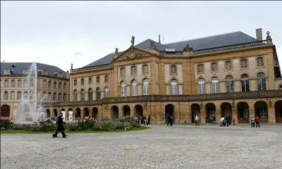 Quelle est une des particularits de l'Opra-thtre ?