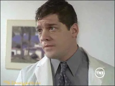 Que fait le Dr Williamson avec les pouvoirs des soeurs ?