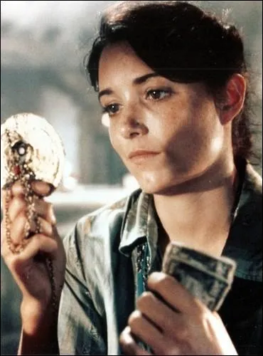 Quel art�fact Marion Ravenwood, le premier amour d'Indiana Jones, a-t-elle en sa possession dans  Les Aventuriers de l'arche perdue  ?