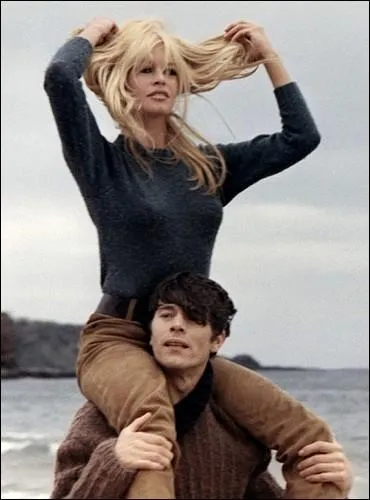 Quel est le titre de ce film avec Brigitte Bardot dans lequel elle est une jeune fille d�chir�e par son amour entre deux hommes ?