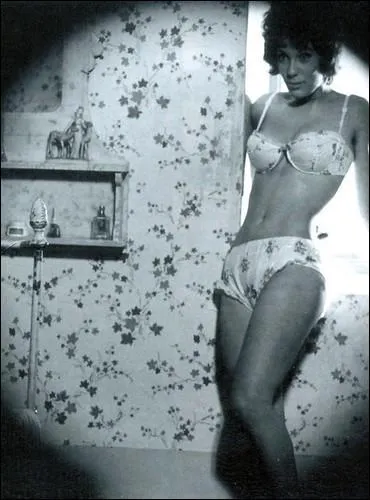 Qui est le r�alisateur de  � double tour , avec Madeleine Robinson et Jean-Paul Belmondo ?