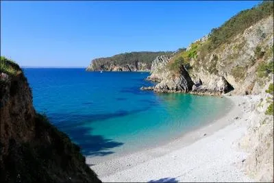 Quel est ce cap situ au sud de Morgat, recouvert de bruyres et ajoncs et constitu de grs et de quartz ?