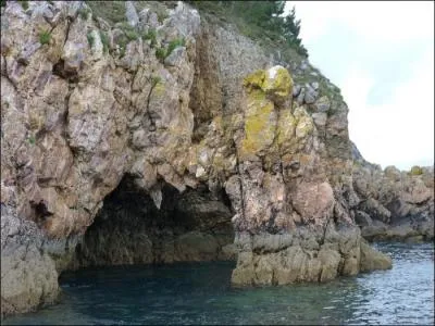 Morgat, station balnaire, possde de  petites grottes  que vous pourrez dcouvrir  pied  pied  mare basse, laquelle pourrez-vous photographier ?