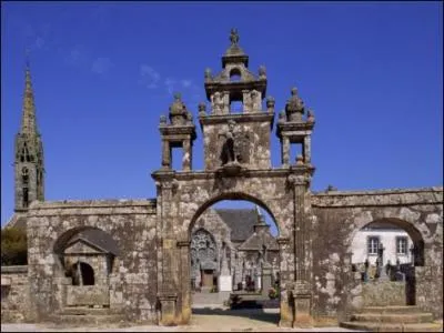 Argol est situ  l'entre de la presqu'le de Crozon, sur la place de l'glise, vous pouvez voir une monumentale statue, que reprsente-t-elle ?
