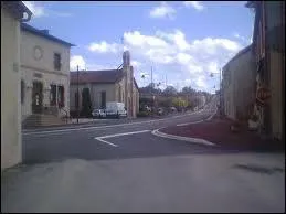 Nous traversons la commune Limousine de Lavaveix-les-Mines, dans le dpartement ...