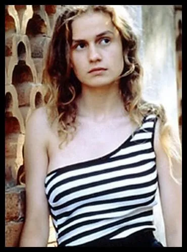 Dans quel film Sandrine Bonnaire, qui incarne une adolescente qui dcouvre qu'elle prfre le sexe  l'amour, avait-elle pour la premire fois le premier rle ?