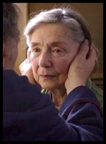 De quoi est victime la vieille dame du film  Amour  de Michael Haneke ?