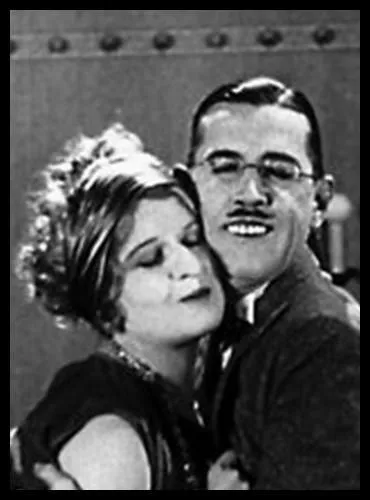 Quelle grande star du muet est le hros du court-mtrage   visage dcouvert , dans lequel un homme et sa femme usent de la chirurgie esthtique chacun de leur ct, ce qui donne lieu  une srie de quiproquo irrsistibles ?