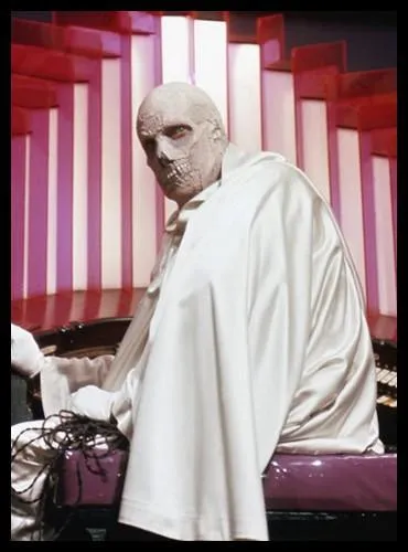 Que fait  L'Abominable Docteur Phibes  pour se venger des chirurgiens qui ont laiss mourir sa femme au cours d'une opration ?