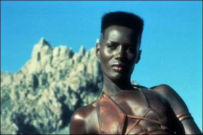 Avant d'affronter James Bond, Grace Jones a combatu Arnold Schwarzenegger dans...