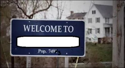 Comment s'appelle la petite ville dont les habitants sont assez bizarres et qui est proche de Rosewood ?