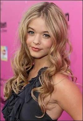 Avec qui Alison est-elle sortie lors de la saison 1 ?