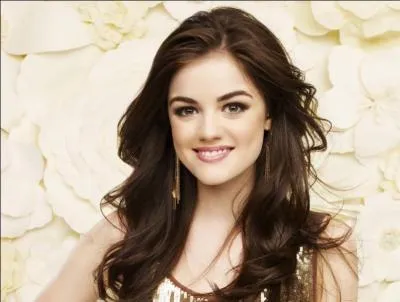 Avec qui Aria est-elle sortie lors de la saison 1 ?