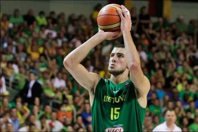 Qui est ce basketteur lituanien ?