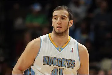 Qui est ce basketteur grec ?