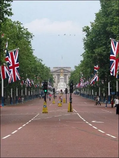 Dans quel pays se trouve  The Mall , avenue originale par la couleur de sa surface rappelant les tapis rouges d'autrefois, emprunte, chaque jour, par la Garde qui assure sa relve  Buckingham ?