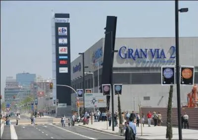 La Gran Via est l'axe le plus important de cette ville espagnole qu'elle traverse de part en part, paralllement  la mer Mditerrane, sur plus de huit kilomtres. Quelle est cette ville ?
