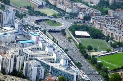 Quelle est cette voie circulaire franaise de 35 kilomtres de long, compose de deux chausses (une intrieure et une extrieure), indique par le sigle  BP  sur les panneaux de circulation ?