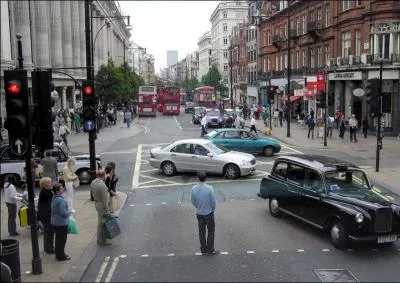 Quelle est l'avenue commerante londonienne de 2, 5 kilomtres de long, borde de plus de 300 magasins ?