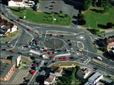 The Magic Roundabout ou mange enchant, construit en 1972 en Angleterre, est un rond-point original. Il est compos de cinq petits giratoires formant un cercle autour d'un giratoire intrieur. Il a t lu :