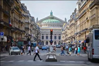 Cette avenue parisienne, grand projet du Second Empire, ne comporte pas d'arbres afin de mieux voir la faade du btiment Garnier, situ  son extrmit. C'est :