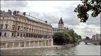 Le  36  de cette rue parisienne, immortalis par le commissaire Maigret, personnage de fiction de Georges Simenon, fte ses 100 ans en 2013. C'est le :