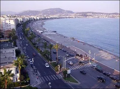 Sur la Promenade des Anglais, avenue longeant les huit kilomtres de plage dans la baie des Anges,  Nice, s'lvent des lampadaires uniques qui clairent  la fois le sol et le ciel. Pourquoi ?