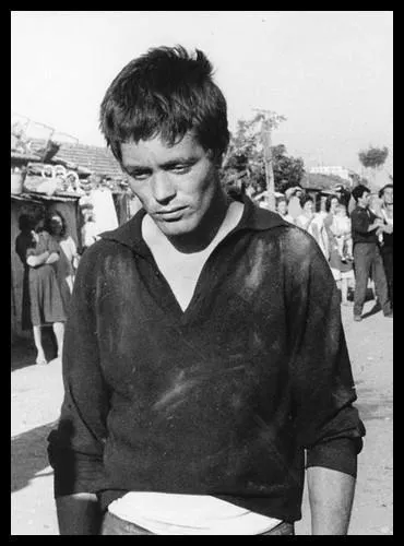 Quel est le titre du premier film de Pier Paolo Pasolini, qui dcrit les aventures d'un souteneur dans une banlieue pauvre de Rome ?