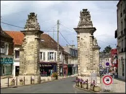 Nous passons la Porte de Paris et nous entrons dans la ville Picarde de Crpy-en-Valois. Elle se situe dans le dpartement n ...