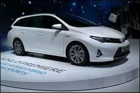 Nous terminons cette premire visite par le stand Toyota sur lequel nous voyons ce Break Auris, qui prend alors le nom ...