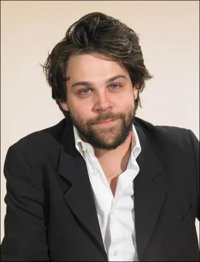 Ce comdien, acteur, metteur en scne et producteur franais, n en 1980, est le fils de :