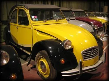Une petite fanfare accompagne l'ultime 2CV (une ?) au bout de sa chane de fabrication