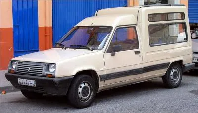 Quel est le nom de cette voiture, qui s'est pose,  terme, en succession  la Renault 4L 'fourgonnette' ?