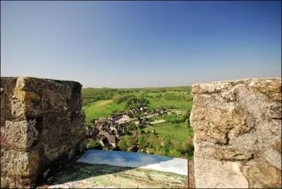 Combien de personnes vivent dans le village corrzien de Turenne ? (2013)