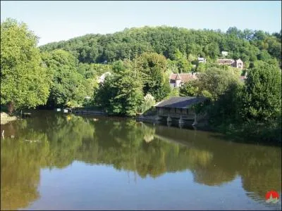 Quelle est la superficie du village de Lavardin (Loir-et-Cher) ?