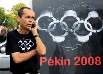 Nous sommes en aot 2008. Cet homme va perturber  plusieurs reprises le passage de la flamme olympique avant les JO de Pkin. Qui est-il ?