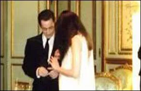 Nous sommes le 2 fvrier 2008. Nicolas Sarkozy pouse en secondes noces la chanteuse Carla Bruni. O se droule la scne ?