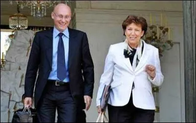 Nous sommes le 27 aot 2008. La France a dcoch 40 mdailles aux JO de Pkin. Roselyne Bachelot se fait remarquer  l'Elyse car: