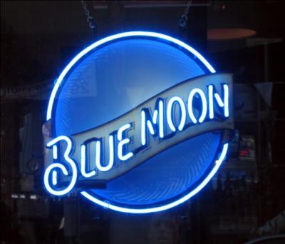 Vous allez souvent sur le site Quizz Biz ? Si vous répondez  Once in a blue moon , que faut-il comprendre ?
