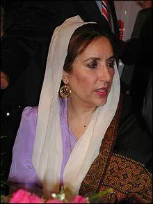 Mohtarma Benazir Bhutto est la premire femme lue dmocratiquement  la tte d'un pays  majorit musulmane. Elle est aussi une figure marquante du Pakistan, et a t l'une des principales opposantes au pouvoir des prsidents Muhammad Zia-ul-Haq et Pervez Musharraf. Elle meurt, victime d'un attentat-suicide  l'issue d'un meeting  Rawalpindi. Une des affirmations suivantes la concernant est fausse. Laquelle ?