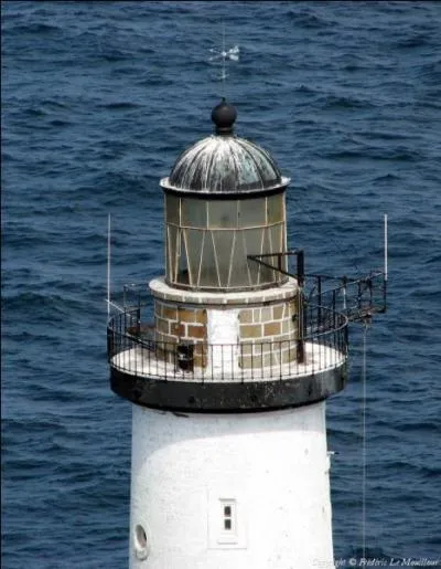 Quel phare situ  la pointe ouest de la Bretagne porte le nom du rocher sur lequel il a t rig ?
