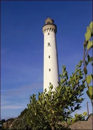 Quel phare implant dans les terres, s'aligne sur celui de Kermorvan et de Saint Mathieu afin de naviguer en toute scurit le chenal du four ?