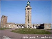Situ dans les cotes d'Armor, il claire et scurise le passage de la baie de Saint-Brieuc  la rade de Saint-Malo.