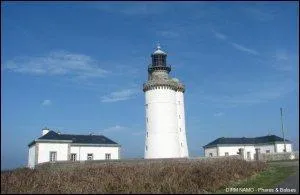 Mis en service en 1700, il est l'un des plus anciens de France. Ne fonctionnant tout d'abord qu'en priode hivernale, il est allum toute l'anne en 1776 et est lectrifi en 1957.