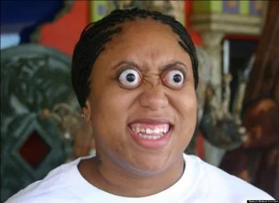 Cette femme arrive  gonfler ses yeux (Rellement) :